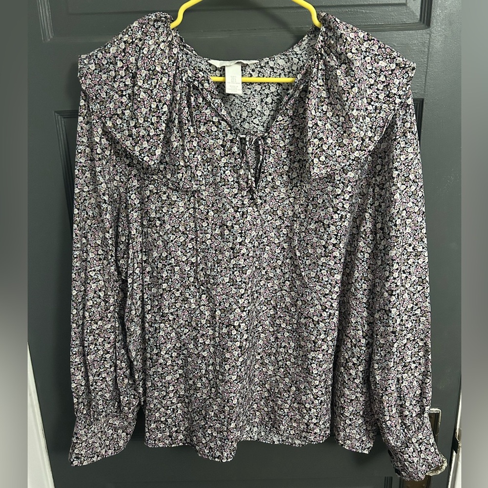 Tiny floral print blouse with ruffle collar and tie at neck